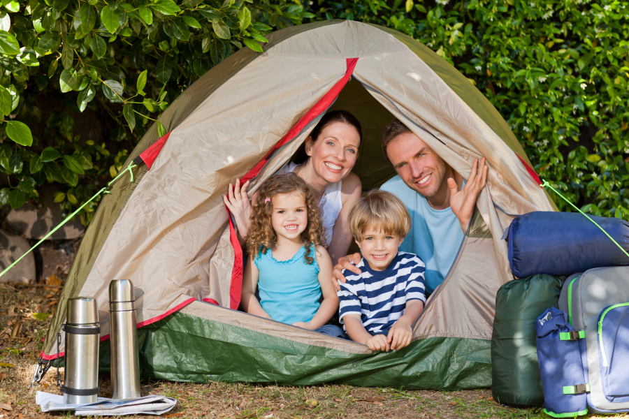 famille dans une tente dans un camping proche Les Epesses